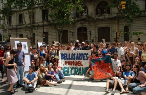 Llamativa Protesta de Arte en Reclamo por la Escuela de Bellas Artes «Manuel Belgrano»